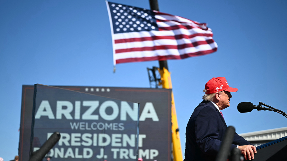 Trump Urges Arizona Voters to Shift State Red Ahead of Election