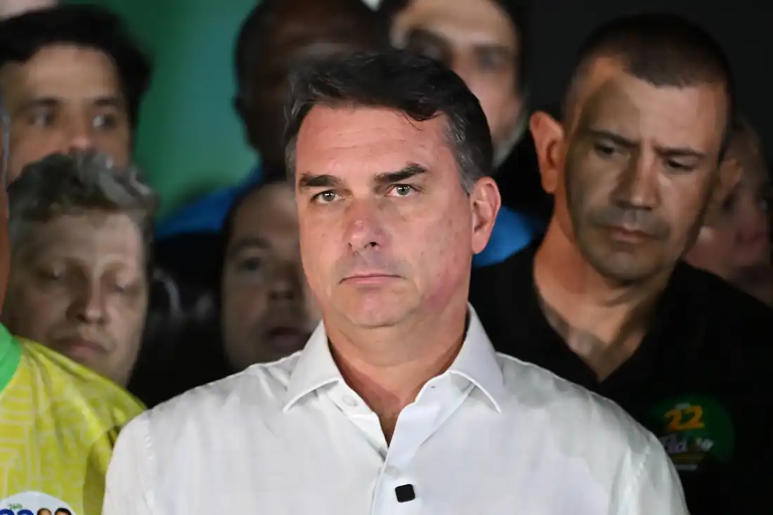 Flávio Bolsonaro and Family Granted U.S. Visas Amid Legal Turmoil in Brazil