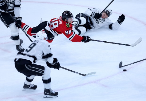 Chicago Blackhawks Triumph Over Los Angeles Kings in Tight Match