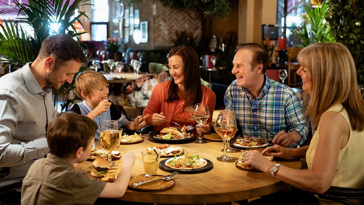 Social Dining Influences Blood Sugar Regulation: Study Highlights