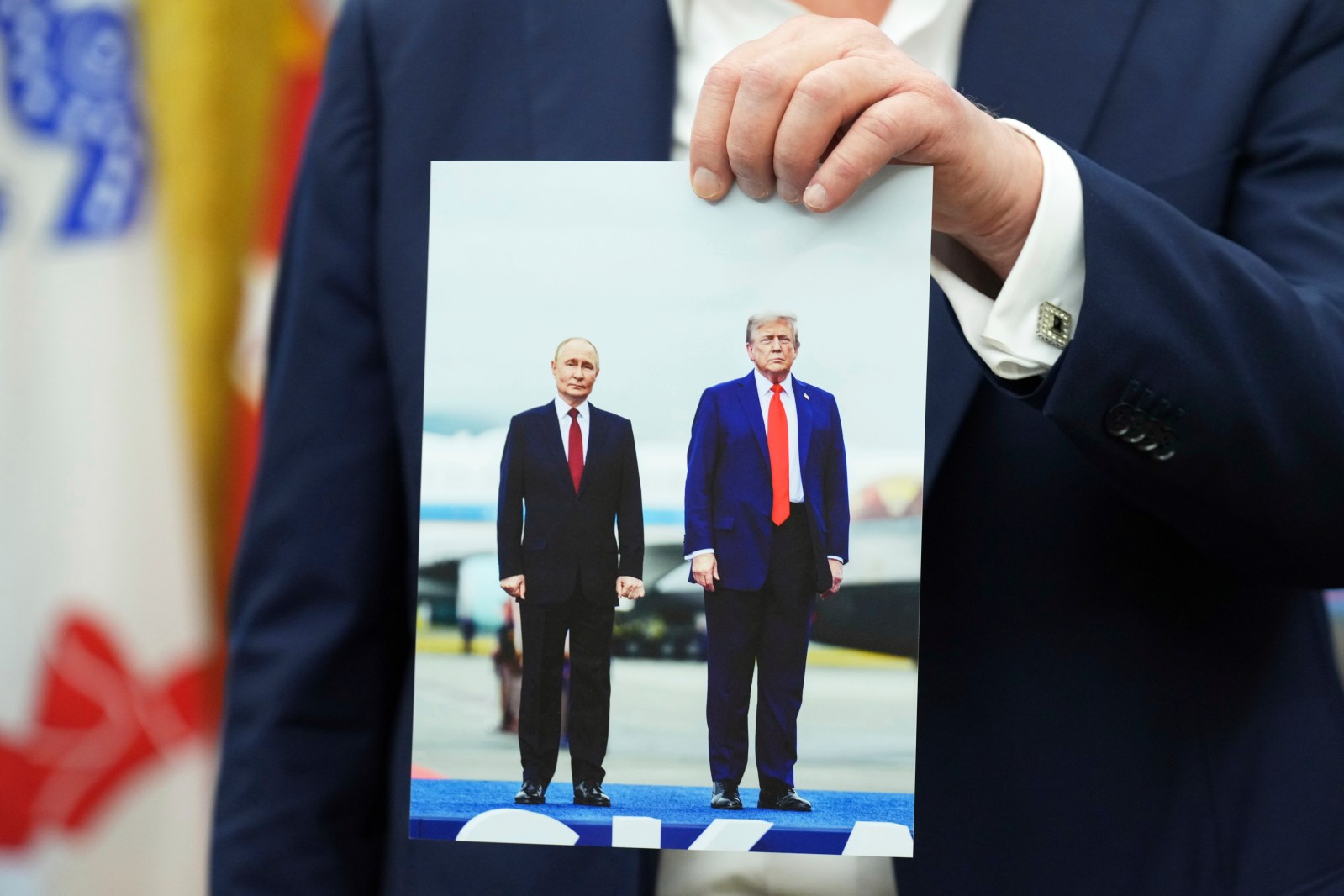 Trump Faces Criticism Over Photos With Putin and Xi Jinping